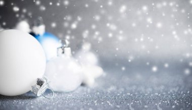 Glitter tatil arka plan mavi, gümüş ve beyaz Noel süsler