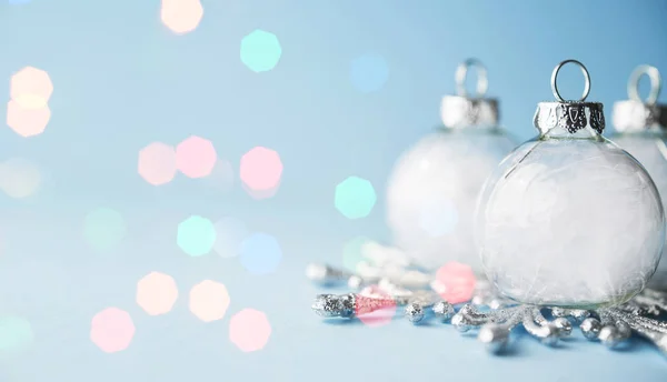Witte Kerst Ornamenten Lichte Blauwe Achtergrond Merry Xmas Card — Stockfoto