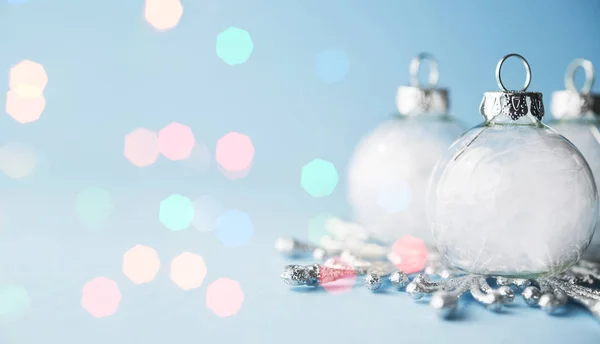 Açık mavi renkli beyaz Noel süsler. Neşeli Noel kartı
