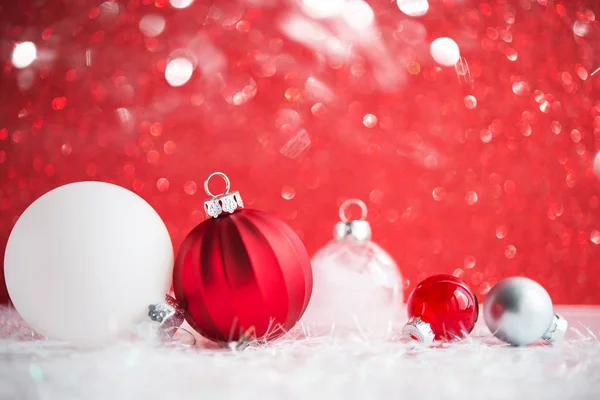 Белые Красные Серебряные Рождественские Украшения Красном Фоне Блесток — стоковое фото