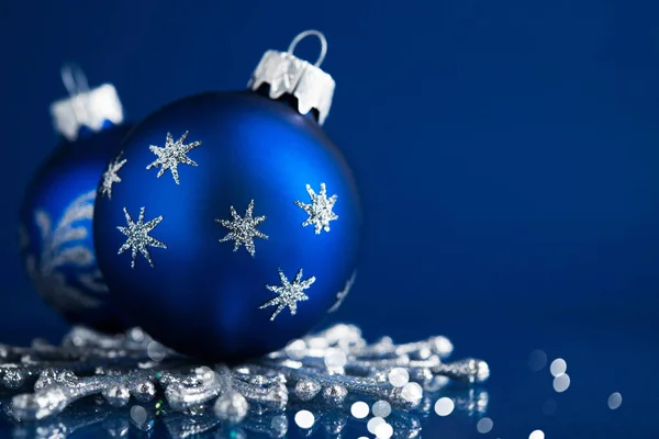 Blauwe Zilveren Kerst Ornamenten Donker Blauwe Achtergrond — Stockfoto