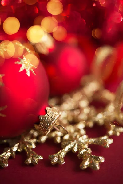 Parlak Bokeh Arka Plan Üzerinde Kırmızı Altın Christmas Süsler — Stok fotoğraf