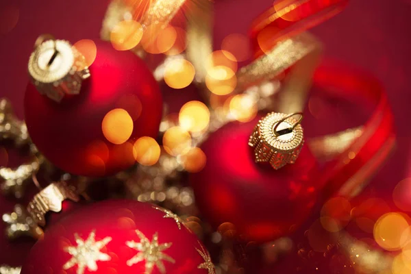 Червоні Золоті Різдвяні Прикраси Червоному Різдвяному Фоні — стокове фото