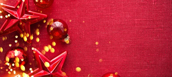 Rode Kerstversiering Sterren Ballen Rode Doek Achtergrond — Stockfoto