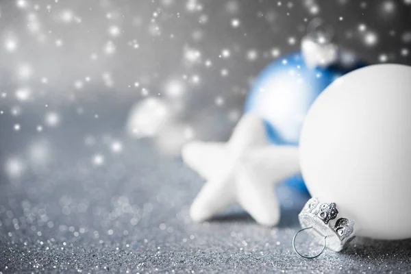 Niebieskie Białe Boże Narodzenie Ozdoby Tło Wakacje Świecidełka — Zdjęcie stockowe