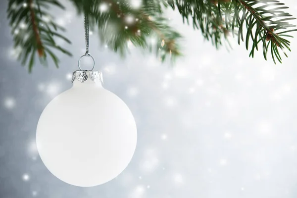 Xmas ağacı bulanık kar gümüş bokeh zemin üzerine beyaz Noel topu
