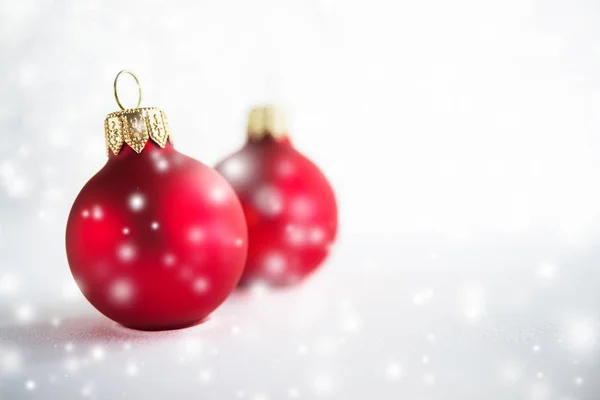 Gümüş Bokeh Arka Plan Üzerinde Kırmızı Noel Topları Telifsiz Stok Imajlar