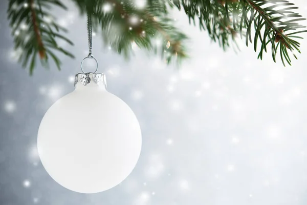 White Christmas Ball Xmas Tree Silver Bokeh Background Blurred Snow — Stock Photo, Image