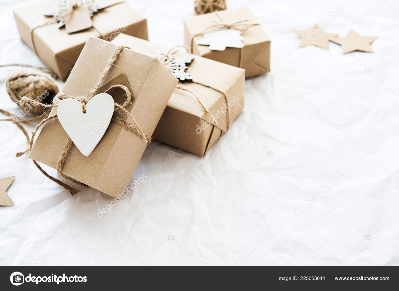 ホワイト クリスマス手作りギフト ボックスくしゃくしゃ背景トップ ビューにしました メリー クリスマス グリーティング カード フレーム 冬のクリスマスの休日のテーマ ストック写真 C Elenadesigner ホワイト クリスマス手作りギフト ボックスくしゃくしゃ背景トップ ビューにしました メリー クリスマス グリーティング カード フレーム 冬のクリスマスの休日のテーマ ストック写真 C Elenadesigner