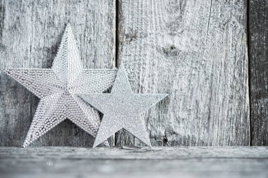 Ahşap arka planda Noel süslemeleri