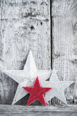 Ahşap arka planda Noel süslemeleri