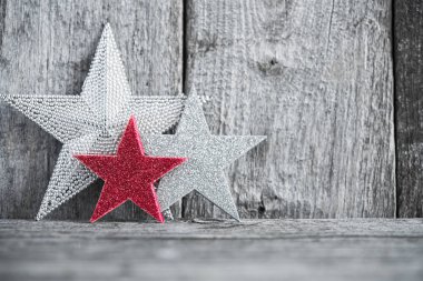 Ahşap arka planda Noel süslemeleri