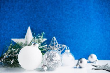 Mavi zemin üzerine beyaz ve gümüş Noel süsleri