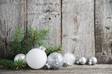  Eski gri ahşap arka plan üzerinde beyaz ve gümüş Noel süsleri