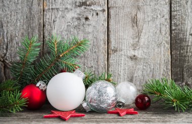 Eski ahşap arka plan üzerinde kırmızı ve beyaz Noel süsleri