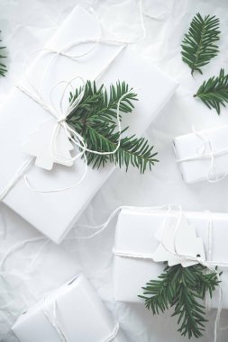 Noel beyaz el yapımı hediye kutuları üzerinde beyaz arka plan üstten görünüm buruşuk. Neşeli Noel tebrik kartı, çerçeve. Kış xmas tatil tema. Yeni Yılınız Kutlu Olsun. Düz yatıyordu