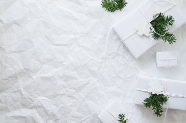 Noel beyaz el yapımı hediye kutuları üzerinde beyaz arka plan üstten görünüm buruşuk. Neşeli Noel tebrik kartı, çerçeve. Kış xmas tatil tema. Yeni Yılınız Kutlu Olsun. Düz yatıyordu