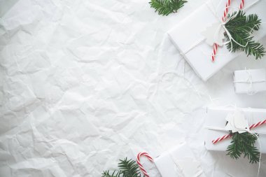 Noel beyaz el yapımı hediye kutuları üzerinde beyaz arka plan üstten görünüm buruşuk. Neşeli Noel tebrik kartı, çerçeve. Kış xmas tatil tema. Yeni Yılınız Kutlu Olsun. Düz yatıyordu