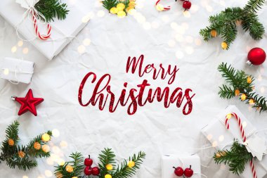 Noel beyaz el yapımı hediye kutuları üzerinde beyaz arka plan üstten görünüm buruşuk. Neşeli Noel tebrik kartı, çerçeve. Kış xmas tatil tema. Yeni Yılınız Kutlu Olsun. Düz yatıyordu