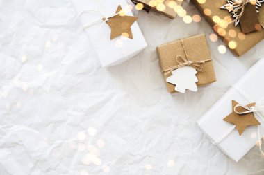 Noel el yapımı hediye kutuları üzerinde beyaz arka plan üstten görünüm buruşuk. Neşeli Noel tebrik kartı, çerçeve. Kış xmas tatil tema. Yeni Yılınız Kutlu Olsun. Düz yatıyordu