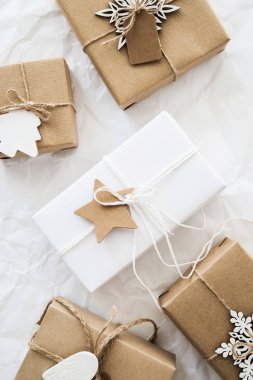 Noel el yapımı hediye kutuları üzerinde beyaz arka plan üstten görünüm buruşuk. Neşeli Noel tebrik kartı, çerçeve. Kış xmas tatil tema. Yeni Yılınız Kutlu Olsun. Düz yatıyordu