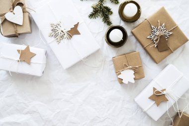 Noel el yapımı hediye kutuları üzerinde beyaz arka plan üstten görünüm buruşuk. Neşeli Noel tebrik kartı, çerçeve. Kış xmas tatil tema. Yeni Yılınız Kutlu Olsun. Düz yatıyordu