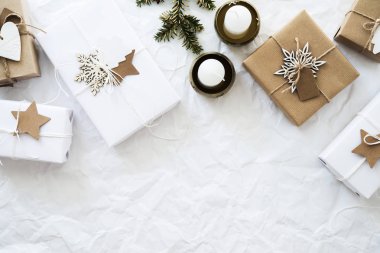 Noel el yapımı hediye kutuları üzerinde beyaz arka plan üstten görünüm buruşuk. Neşeli Noel tebrik kartı, çerçeve. Kış xmas tatil tema. Yeni Yılınız Kutlu Olsun. Düz yatıyordu