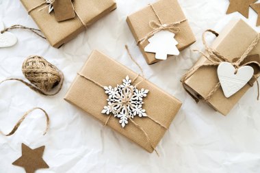 Noel el yapımı hediye kutuları üzerinde beyaz arka plan üstten görünüm buruşuk. Neşeli Noel tebrik kartı, çerçeve. Kış xmas tatil tema. Yeni Yılınız Kutlu Olsun. Düz yatıyordu