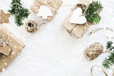 Neşeli Noel ve mutlu tatil tebrik kartı, çerçeve, banner. Yeni yıl. El yapımı hediyeler Noel sunar. Kış tatil tema. Düz yatıyordu.