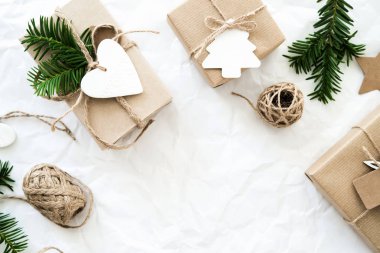 Noel el yapımı hediye kutuları üzerinde beyaz arka plan üstten görünüm buruşuk. Neşeli Noel tebrik kartı, çerçeve. Kış xmas tatil tema. Yeni Yılınız Kutlu Olsun. Düz yatıyordu