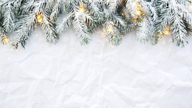 Noel arka plan beyaz buruşuk arka planda xmas ağacı ile. Neşeli Noel tebrik kartı, çerçeve, afiş. Kış tatil tema. Yeni Yılınız Kutlu Olsun. Metin için yer. Düz yatıyordu