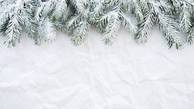 Noel arka plan beyaz buruşuk arka planda xmas ağacı ile. Neşeli Noel tebrik kartı, çerçeve, afiş. Kış tatil tema. Yeni Yılınız Kutlu Olsun. Metin için yer. Düz yatıyordu