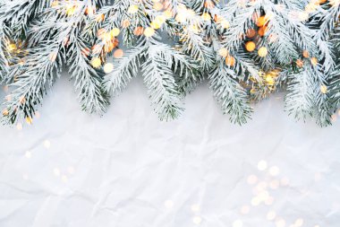 Noel arka plan beyaz buruşuk arka planda xmas ağacı ile. Neşeli Noel tebrik kartı, çerçeve, afiş. Kış tatil tema. Yeni Yılınız Kutlu Olsun. Metin için yer. Düz yatıyordu