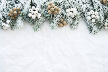 Noel arka plan beyaz buruşuk arka planda xmas ağacı ile. Neşeli Noel tebrik kartı, çerçeve, afiş. Kış tatil tema. Yeni Yılınız Kutlu Olsun. Metin için yer. Düz yatıyordu