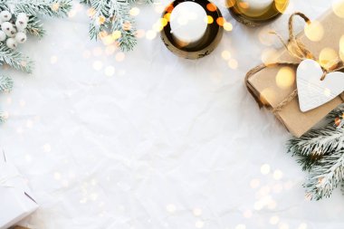 Noel el yapımı hediye kutuları üzerinde beyaz arka plan üstten görünüm buruşuk. Neşeli Noel tebrik kartı, çerçeve. Kış xmas tatil tema. Yeni Yılınız Kutlu Olsun. Düz yatıyordu