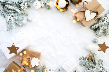 Noel el yapımı hediye kutuları üzerinde beyaz arka plan üstten görünüm buruşuk. Neşeli Noel tebrik kartı, çerçeve. Kış xmas tatil tema. Yeni Yılınız Kutlu Olsun. Düz yatıyordu