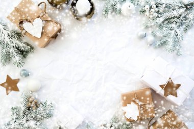 Noel el yapımı hediye kutuları üzerinde beyaz arka plan üstten görünüm buruşuk. Neşeli Noel tebrik kartı, çerçeve. Kış xmas tatil tema. Yeni Yılınız Kutlu Olsun. Düz yatıyordu