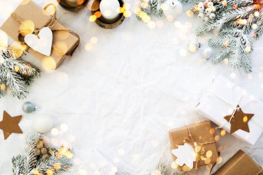 Noel el yapımı hediye kutuları üzerinde beyaz arka plan üstten görünüm buruşuk. Neşeli Noel tebrik kartı, çerçeve. Kış xmas tatil tema. Yeni Yılınız Kutlu Olsun. Düz yatıyordu