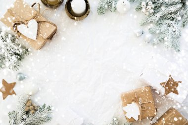 Noel el yapımı hediye kutuları üzerinde beyaz arka plan üstten görünüm buruşuk. Neşeli Noel tebrik kartı, çerçeve. Kış xmas tatil tema. Yeni Yılınız Kutlu Olsun. Düz yatıyordu