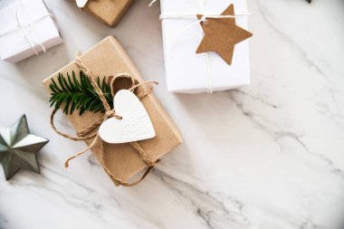 Noel el yapımı hediye kutuları üzerinde beyaz arka plan üstten görünüm mermer. Neşeli Noel tebrik kartı, çerçeve. Kış xmas tatil tema. Yeni Yılınız Kutlu Olsun. Düz yatıyordu