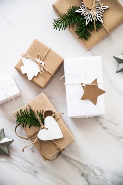 Noel el yapımı hediye kutuları üzerinde beyaz arka plan üstten görünüm mermer. Neşeli Noel tebrik kartı, çerçeve. Kış xmas tatil tema. Yeni Yılınız Kutlu Olsun. Düz yatıyordu