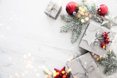 Noel gümüş el yapımı hediye kutuları üzerinde beyaz arka plan üstten görünüm mermer. Neşeli Noel tebrik kartı, çerçeve. Kış xmas tatil tema. Yeni Yılınız Kutlu Olsun. Düz yatıyordu