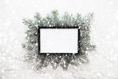 Xmas ile Noel çerçeve arka plan ağaç dalları ve xmas süslemeleri. 