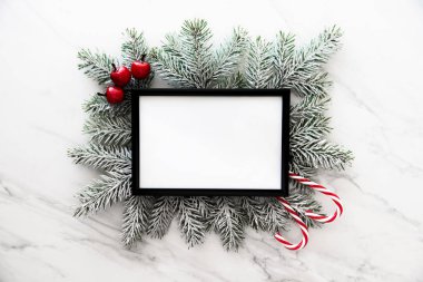 Noel çerçeve ve arka plan xmas ağacı xmas süslemeleri. Neşeli Noel tebrik kartı, banner. Kış tatil tema. Yeni Yılınız Kutlu Olsun. Metin için yer. Düz yatıyordu
