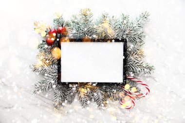 Xmas ağacı ve xmas süslemeleri Noel çerçeve arka plan. 