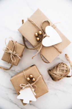 Noel el yapımı hediye kutuları üzerinde beyaz arka plan üstten görünüm mermer. Neşeli Noel tebrik kartı, çerçeve. Kış xmas tatil tema. Yeni Yılınız Kutlu Olsun. Düz yatıyordu