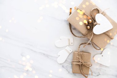 Noel el yapımı hediye kutuları üzerinde beyaz arka plan üstten görünüm mermer. Neşeli Noel tebrik kartı, çerçeve. Kış xmas tatil tema. Yeni Yılınız Kutlu Olsun. Düz yatıyordu
