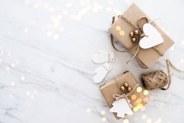Noel el yapımı hediye kutuları üzerinde beyaz arka plan üstten görünüm mermer. Neşeli Noel tebrik kartı, çerçeve. Kış xmas tatil tema. Yeni Yılınız Kutlu Olsun. Düz yatıyordu