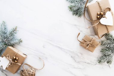 Neşeli Noel ve mutlu tatil tebrik kartı, çerçeve, banner. Yeni yıl. El yapımı hediyeler Noel sunar. Kış tatil tema. Düz yatıyordu.