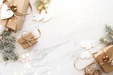 Noel el yapımı hediye kutuları üzerinde beyaz arka plan üstten görünüm mermer. Neşeli Noel tebrik kartı, çerçeve. Kış xmas tatil tema. Yeni Yılınız Kutlu Olsun. Düz yatıyordu